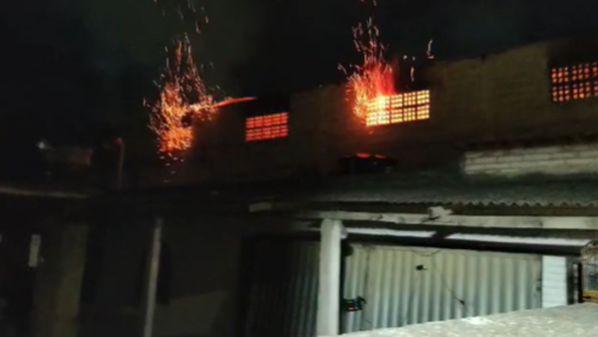 O fogo começou por volta de 1h da madrugada deste sábado e foi controlado no início da manhã