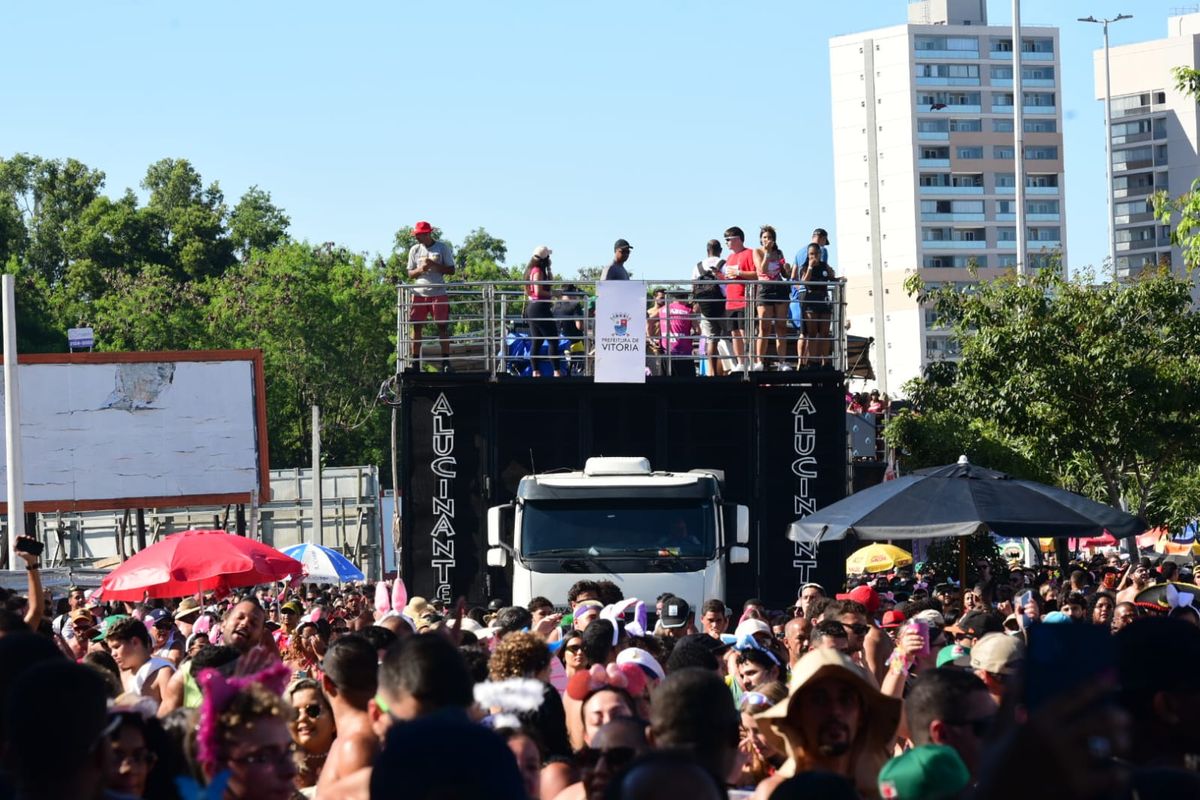 Bloco Kustelão anima foliões em Vitória  por Carlos Alberto Silva 