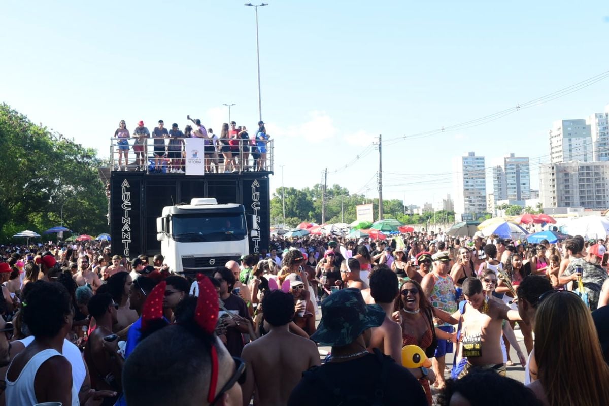Bloco Kustelão anima foliões em Vitória