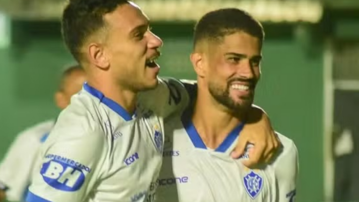 Gustavo Tonoli (à direita) comemora após a classificação do Vitória