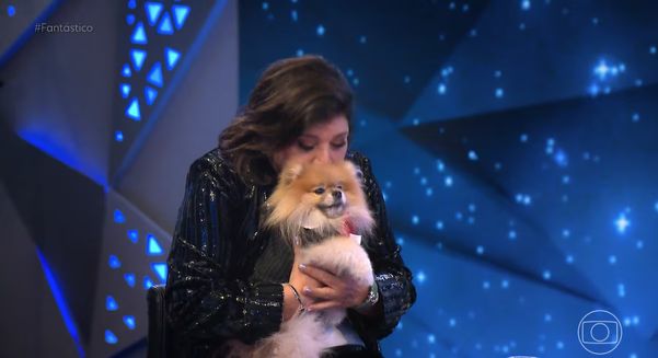 Roberta Miranda ao lado de Severino, cão que lhe presta suporte emocional durante entrevista ao 'Fantástico'
