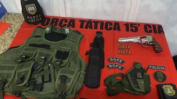 Suspeito de 49 anos ainda se passava por sargento do Exército e tinha em casa acessórios como tarjeta do Batalhão de Operações Policiais Especiais (Bope) e distintivo da Polícia Penal