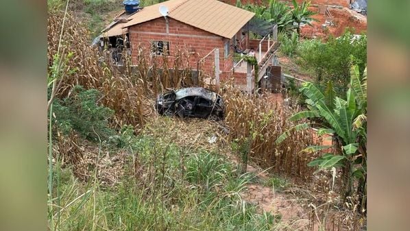 Segundo um motociclista, que acionou a Polícia Militar, a condutora do automóvel quase bateu nele antes de cair