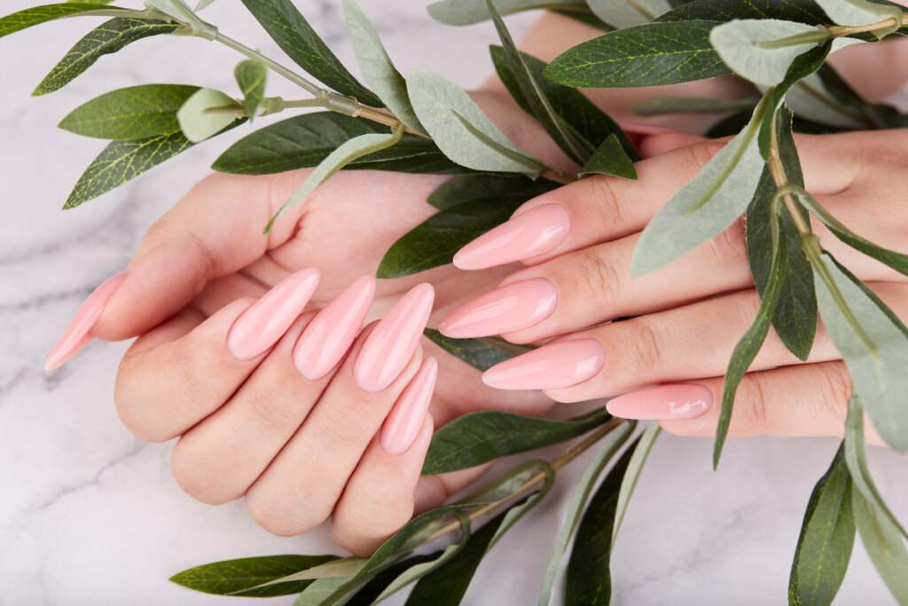Unhas em pó são mais duráveis, ideais para quem tem uma rotina agitada (Imagem: Natkinzu | Shutterstock)