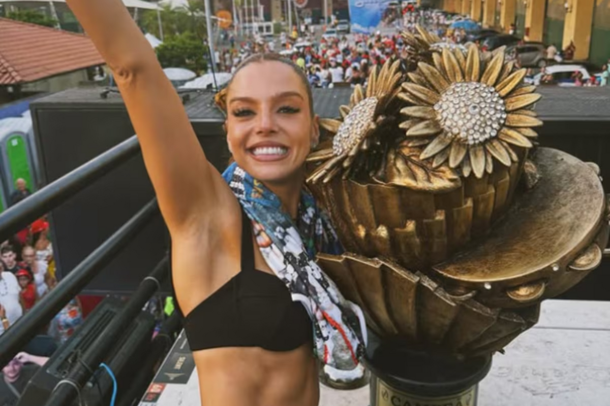 Giovanna Lancellotti comemora a vitória da Beijar-Flor no carnaval do Rio de Janeiro.