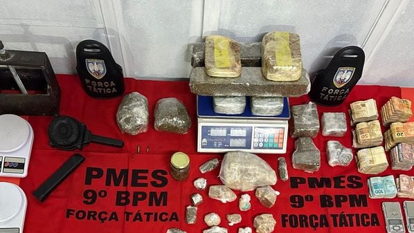 Três pessoas foram presas e entre as apreensões estão maconha, crack, 'caderno do tráfico' e quase R$ 50 mil em dinheiro