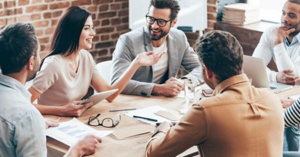 Ao explicitar sua cultura, a organização evita ambiguidade. Ganha coesão entre áreas, acelera a tomada de decisão, diminui ruídos e fortalece o senso de pertencimento