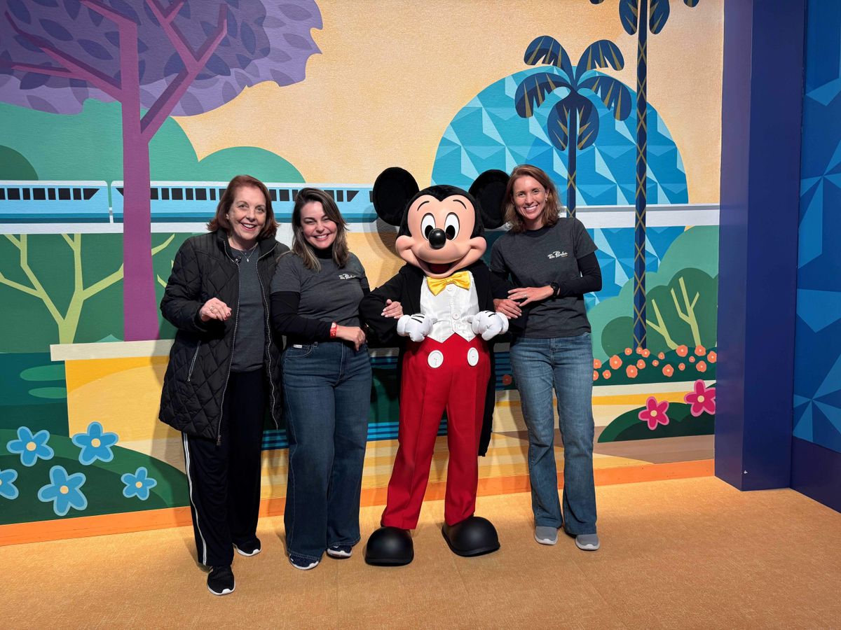 Tia Penha, Camila Queiroz e Paula Segui, junto ao Big Boss Mickey Mouse.