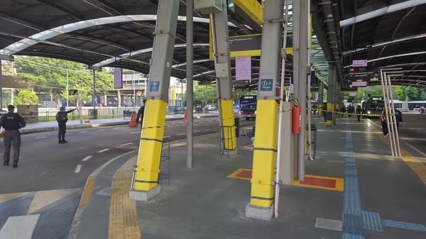 Bomba caseira foi detonada em São Paulo, num terminal de ônibus