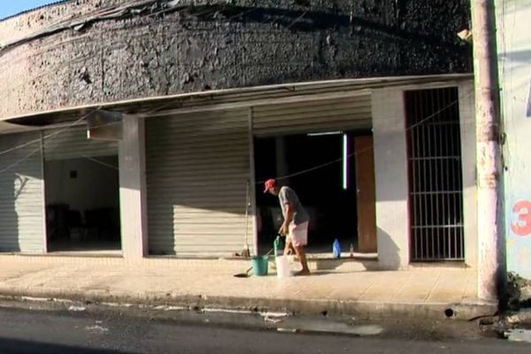 Igreja ficou com a fachada destruída pelo fogo 