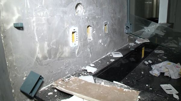 Ponto comercial é destruído durante furto de fios na Mata da Praia  por Ronaldo Rodrigues