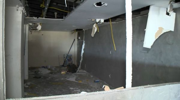 Ponto comercial é destruído durante furto de fios na Mata da Praia  por Ronaldo Rodrigues