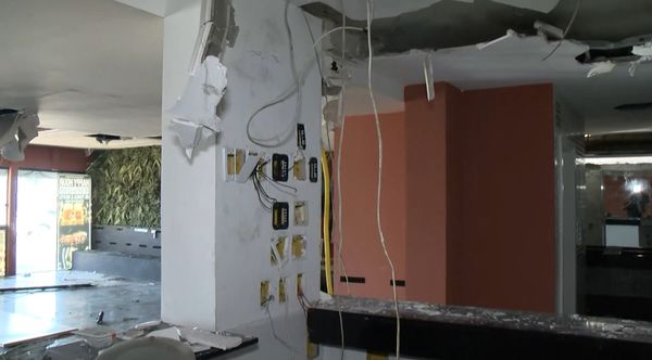 Ponto comercial é destruído durante furto de fios na Mata da Praia  por Ronaldo Rodrigues