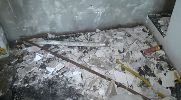 Ponto comercial é destruído durante furto de fios na Mata da Praia  por Ronaldo Rodrigues