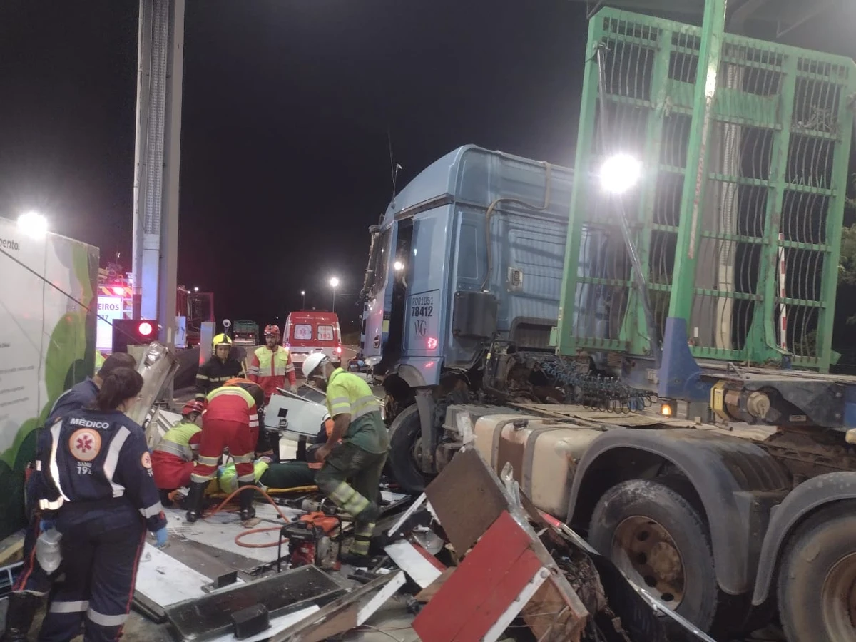 Cena do acidente em que carreta bate em cabine de pedágio em Aracruz por Reprodução/Redes Sociais