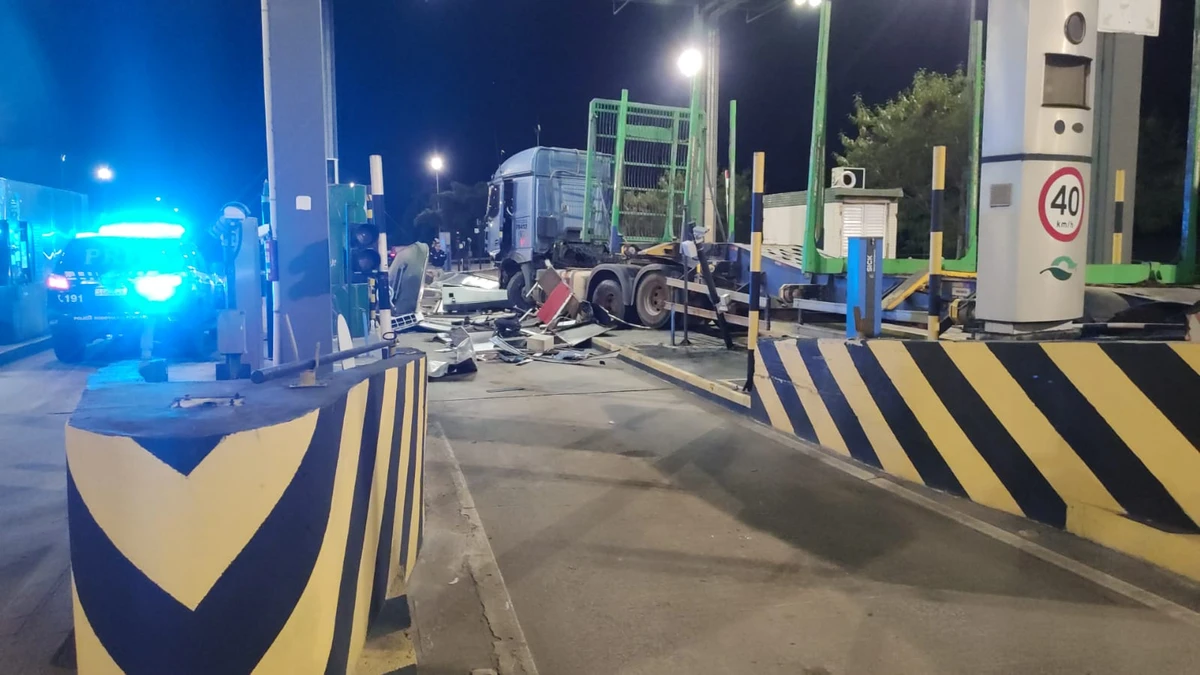 Cena do acidente em que carreta bate em cabine de pedágio em Aracruz por Reprodução/Redes Sociais