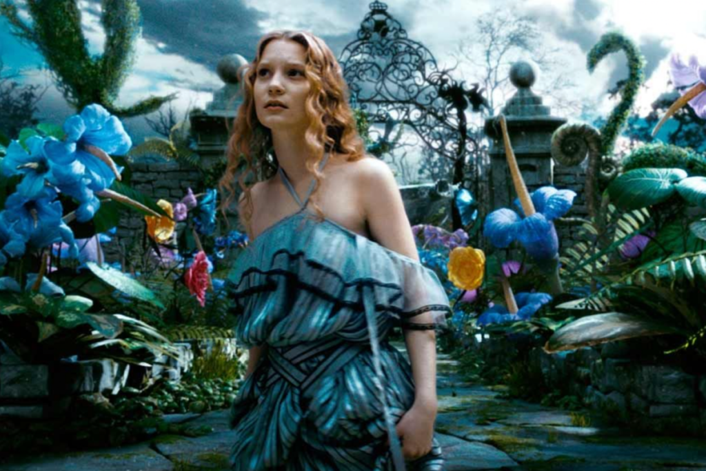 &#8220;Alice no País das Maravilhas&#8221; mostra a jornada de uma jovem que retorna a um mundo desconhecido e precisa enfrentar desafios para salvar o reino (Imagem: Reprodução digital | Walt Disney)