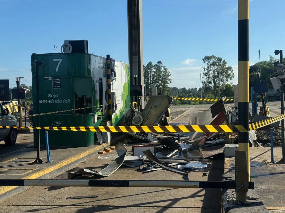 Estrutura da cabine destruída após ser atingida por carreta em Aracruz por Viviane Maciel