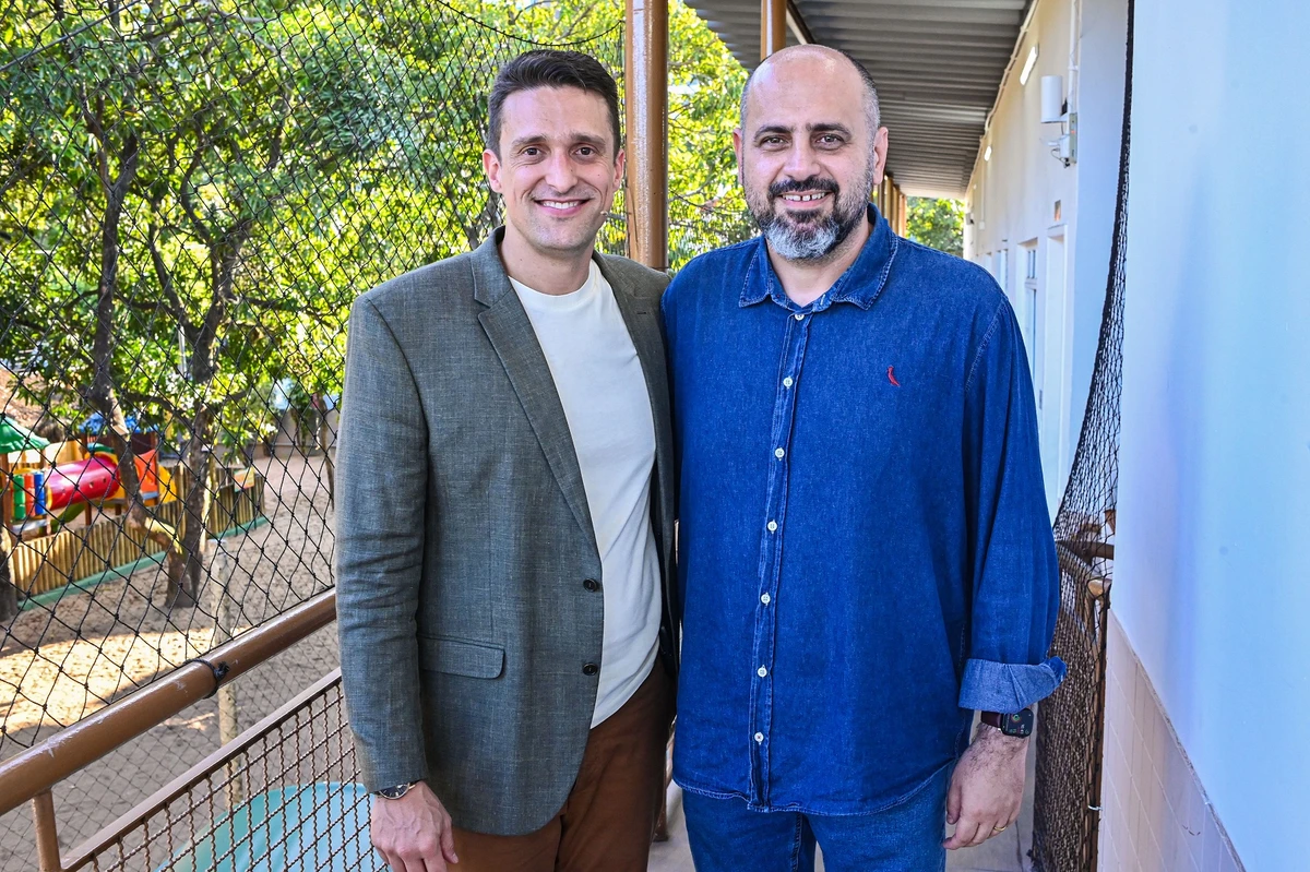 Victor Sales Pinheiro e Juliano Campana. O diretor-geral da Escola Monte Alvo, Juliano Campana recebeu uma das maiores referências do Catolicismo, Victor Sales Pinheiro