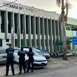 O servidor Leandro José dos Santos Santana teve prisão preventiva decretada, enquanto outro servidor e o vereador Rodolpho Longue Diir terão de usar tornozeleira eletrônica