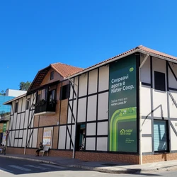 Há vagas para cargos como auxiliar de armazém, operador de máquina, técnico de campo e vendedor externo; interessados devem fazer o cadastro na página de carreira da instituição