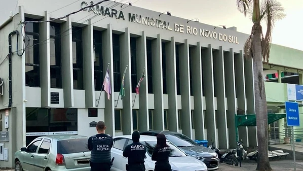 O servidor Leandro José dos Santos Santana teve prisão preventiva decretada, enquanto outro servidor e o vereador Rodolpho Longue Diir terão de usar tornozeleira eletrônica