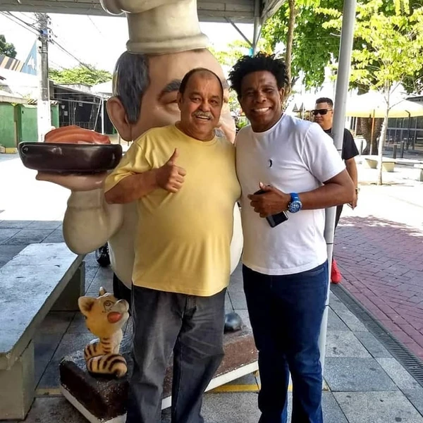 Hercílio Alves, fundador do restaurante Pirão, com Neguinho da Beija-Flor
