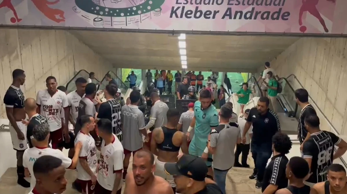 Confusão no vestiário do Kleber Andrade