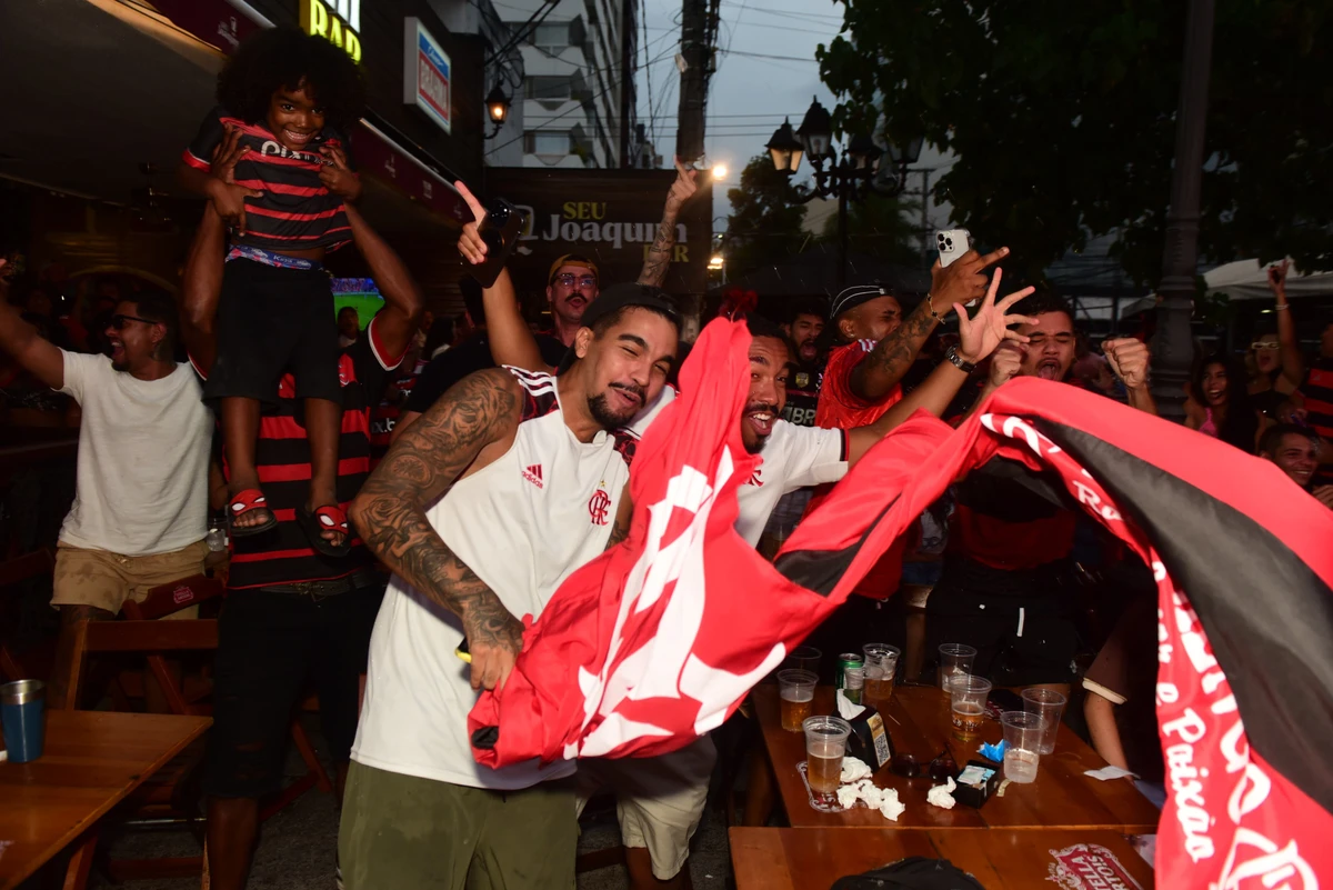 Flamenguistas fazem a festa do título em bares na Praia do Canto, em Vitótia por Ricardo Medeiros / A Gazeta