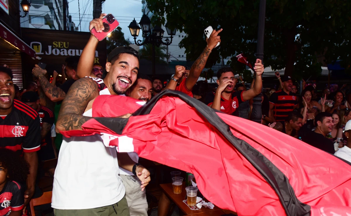 Flamenguistas fazem a festa do título em bares na Praia do Canto, em Vitótia por Ricardo Medeiros / A Gazeta