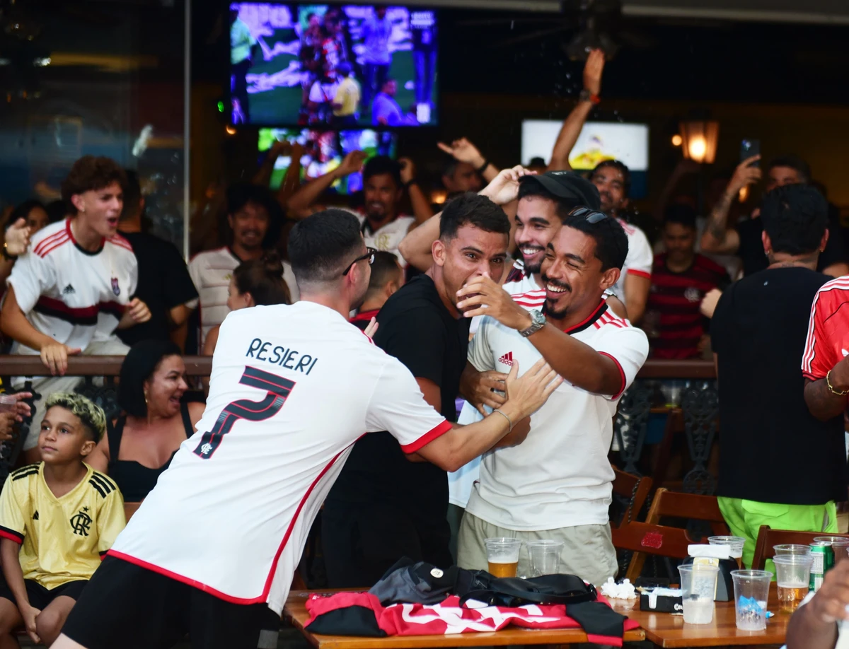 Flamenguistas fazem a festa do título em bares na Praia do Canto, em Vitótia por Ricardo Medeiros / A Gazeta