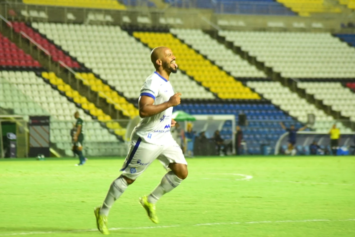 Artilheiro Tony Ribeiro marcou o gol do triunfo do Alvianil, no Kleber Andrade