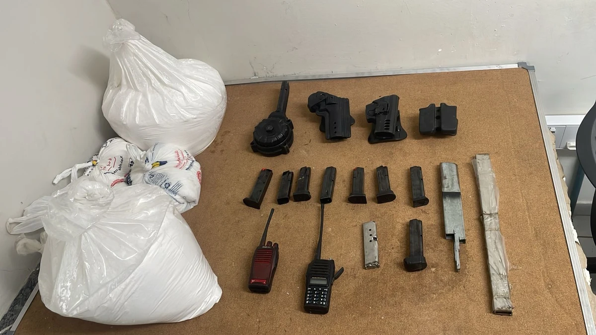 Cinco explosivos foram encontrados em casa em Gurigica, em Vitória, junto com 20 quilos de maconha e comunicadores.