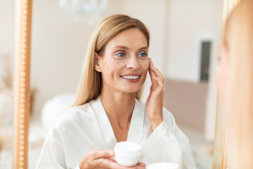 Hábitos saudáveis ajudam a complementar os cuidados com a pele (Imagem: Prostock-studio | Shutterstock)