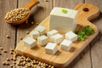 O tofu é uma excelente opção para vegetarianos e veganos obterem cálcio (Imagem: 271 Eak Moto | Shutterstock)