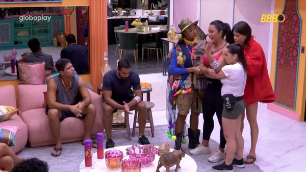 Gracyanne Barbosa reuniu brothers na sala do BBB 25 e pediu desculpas por roubar comida dos colegas.