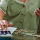 Imagem - Dívida de R$ 100 mil no 'Tigrinho' leva recepcionista a fazer empréstimo com 5 agiotas: 'Choro o tempo todo'