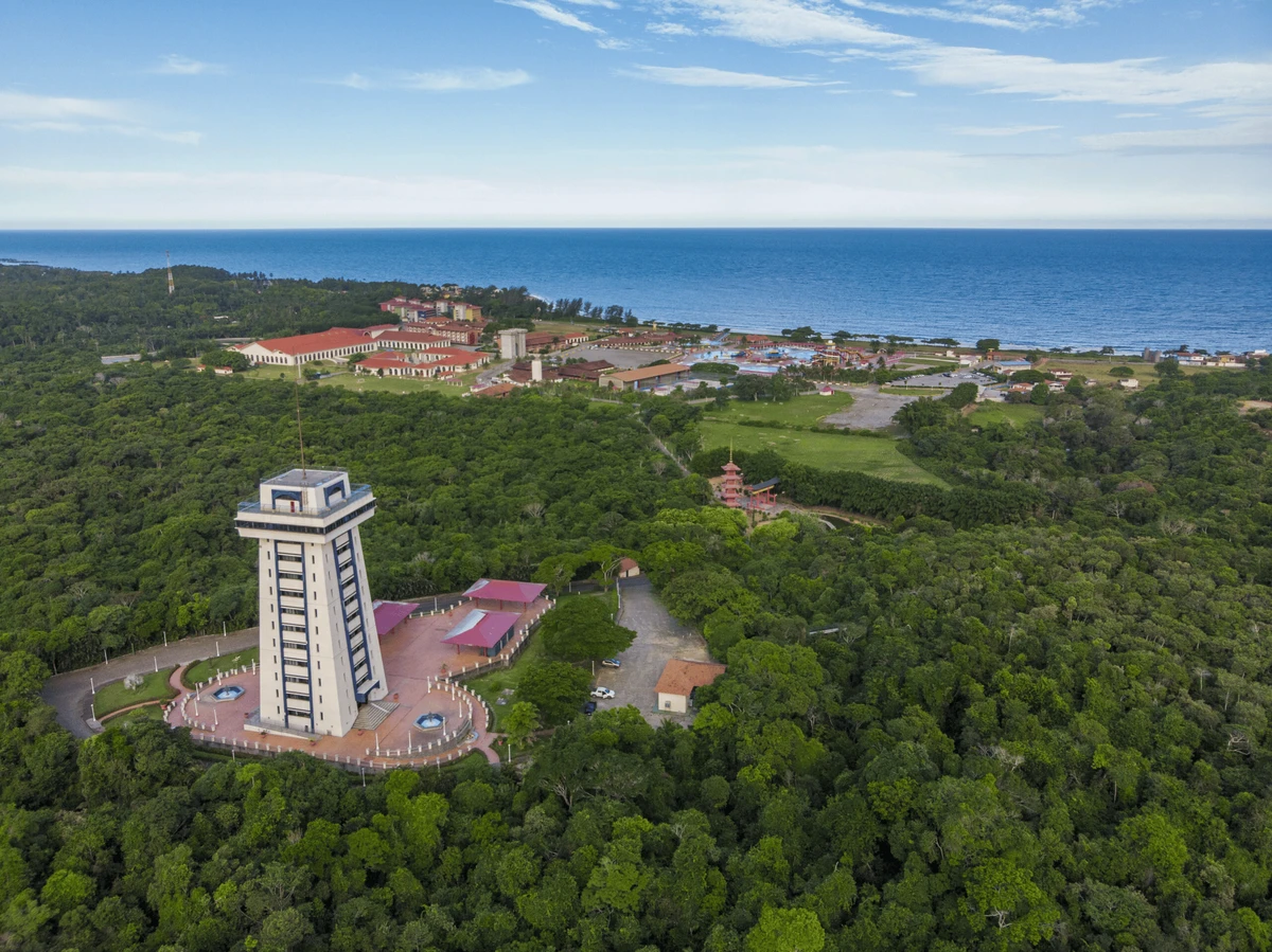 A floresta conservada no entorno e o oceano ao fundo no Sesc Praia Formosa, em Aracruz por  Leonardo Merçon/Instituto Últimos Refúgios