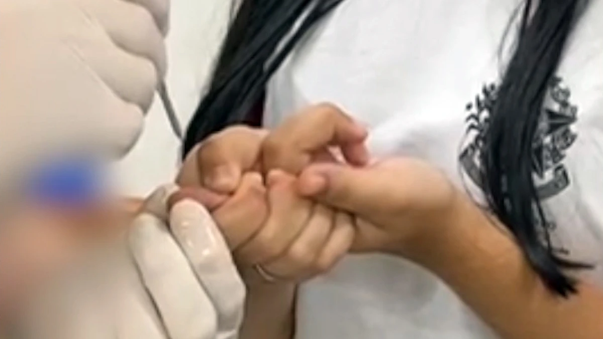 Vídeo mostra aluna sendo testada para tipo sanguíneo com a mesma agulha usada por colegas de sala em Laranja da Terra, Região Serrana do Espírito Santo.