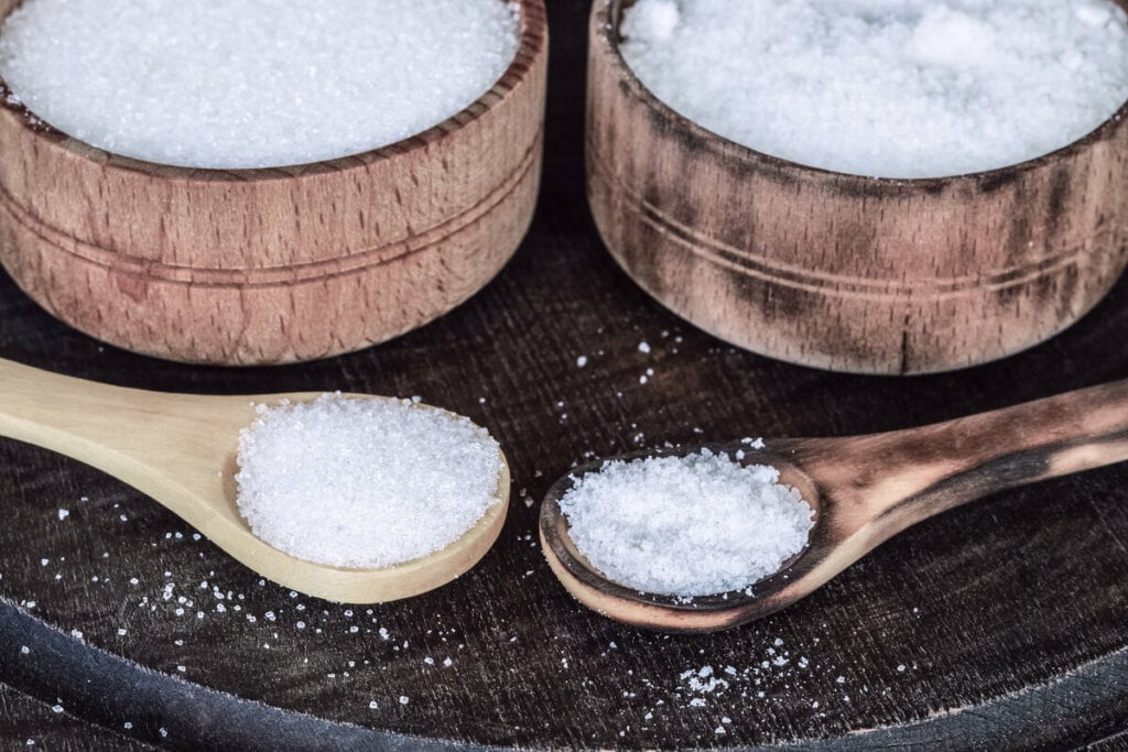 Consumo excessivo de sal e açúcar pode potencializar problemas como pressão alta e sobrepeso, que prejudicam os rins (Imagem: Kasabutskaya Nataliya | Shutterstock)