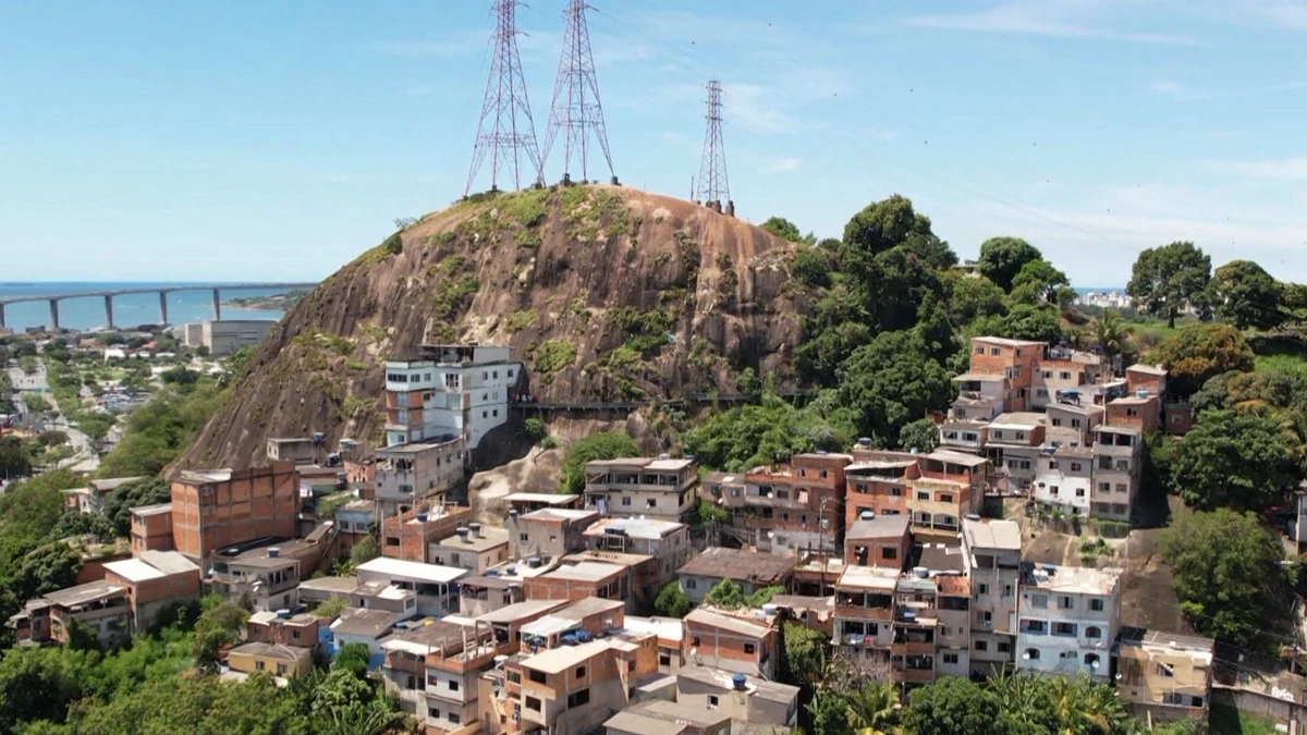 Traficantes do bairro Jesus de Nazareth atiraram do alto do morro contra os criminosos do Morro da Garrafa