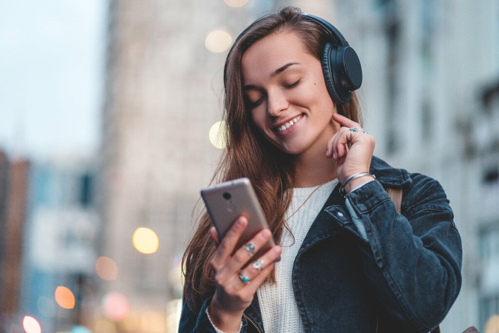 É possível aprender inglês com músicas brasileiras (Imagem: goffkein.pro | Shutterstock)