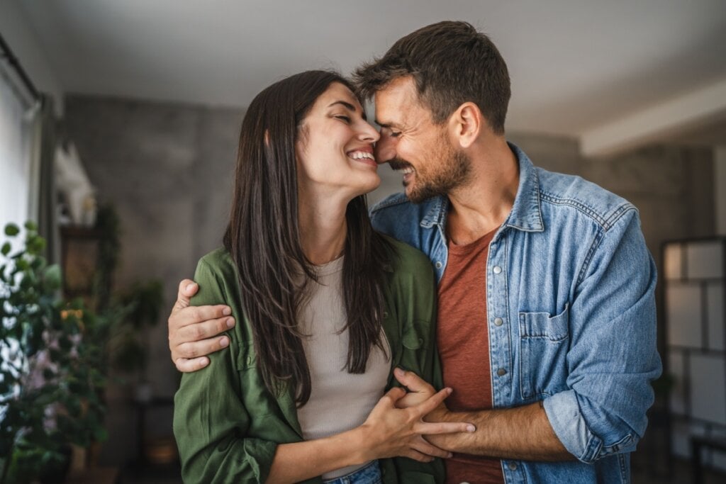 Entender o que faz o outro sentir prazer é fundamental para a relação (Imagem: Miljan Zivkovic | Shutterstock) 