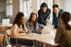 Faça cursos rápidos na área em que deseja se aprofundar na universidade (Imagem: Drazen Zigic | Shutterstock)