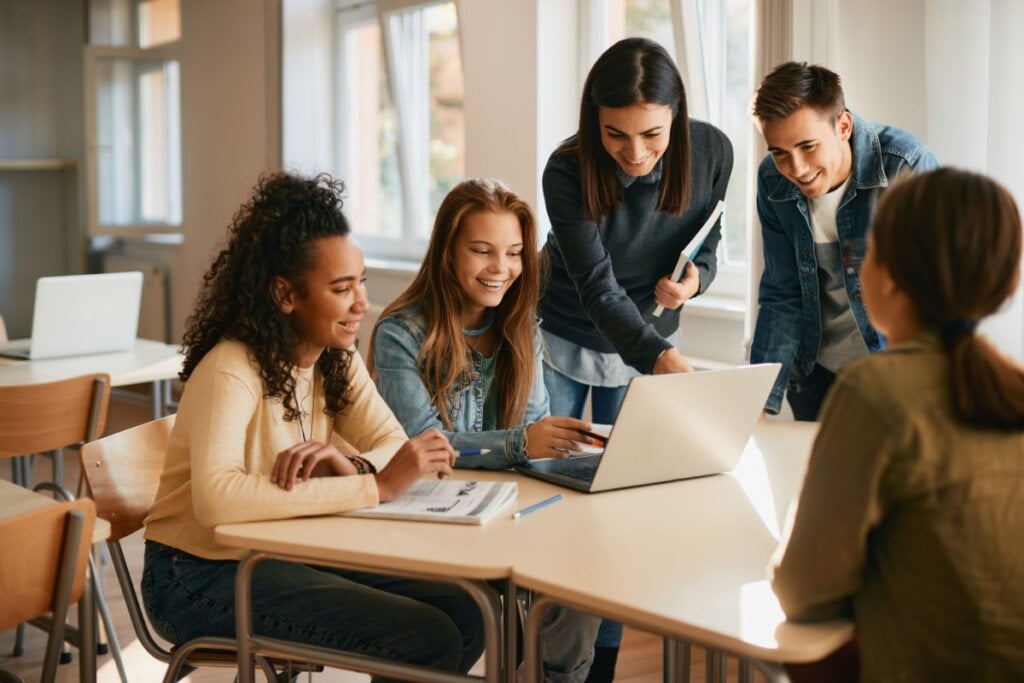 Faça cursos rápidos na área em que deseja se aprofundar na universidade (Imagem: Drazen Zigic | Shutterstock)