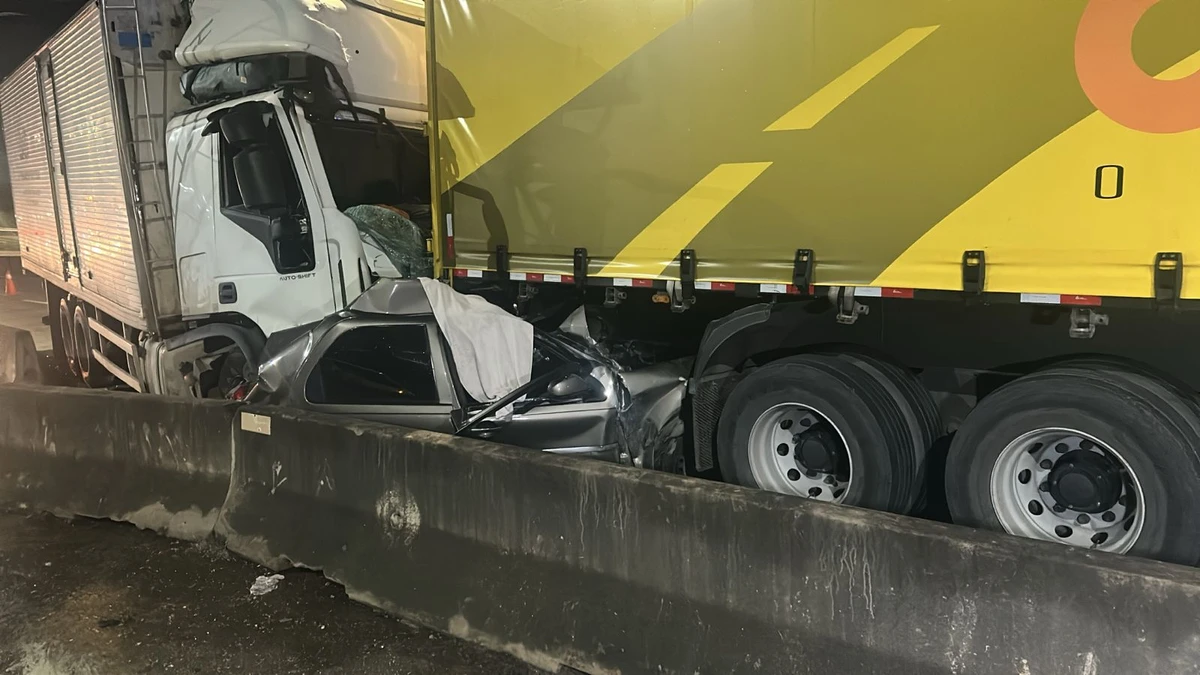 Engavetamento entre dois caminhões e carro de passeio deixa um morto e um ferido