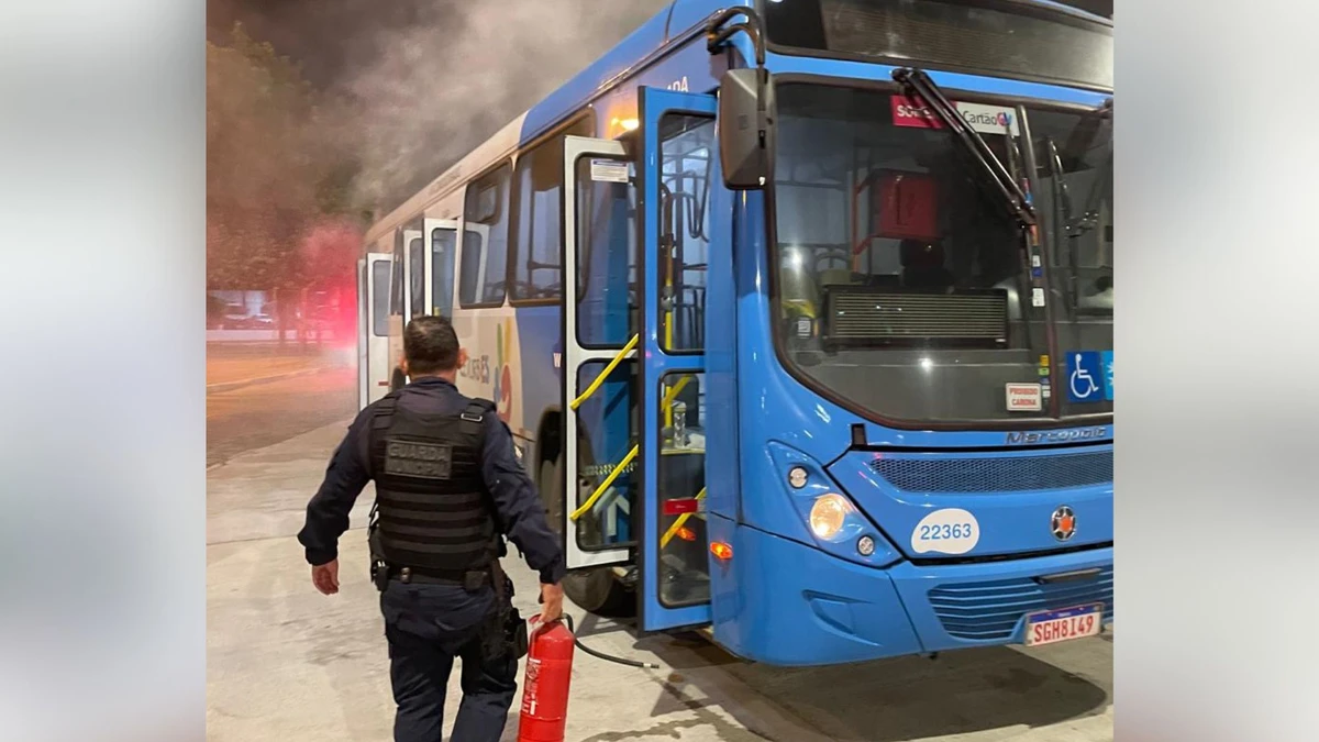 Inspetor da Guarda Civil conteve o fogo antes que as chamas consumissem o ônibus