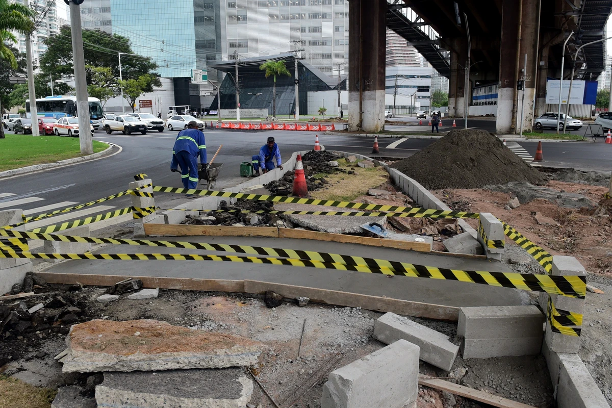 Obras para mudança de tráfego embaixo da Terceira Ponte, Praia do Suá, Vitória.  por Carlos Alberto Silva