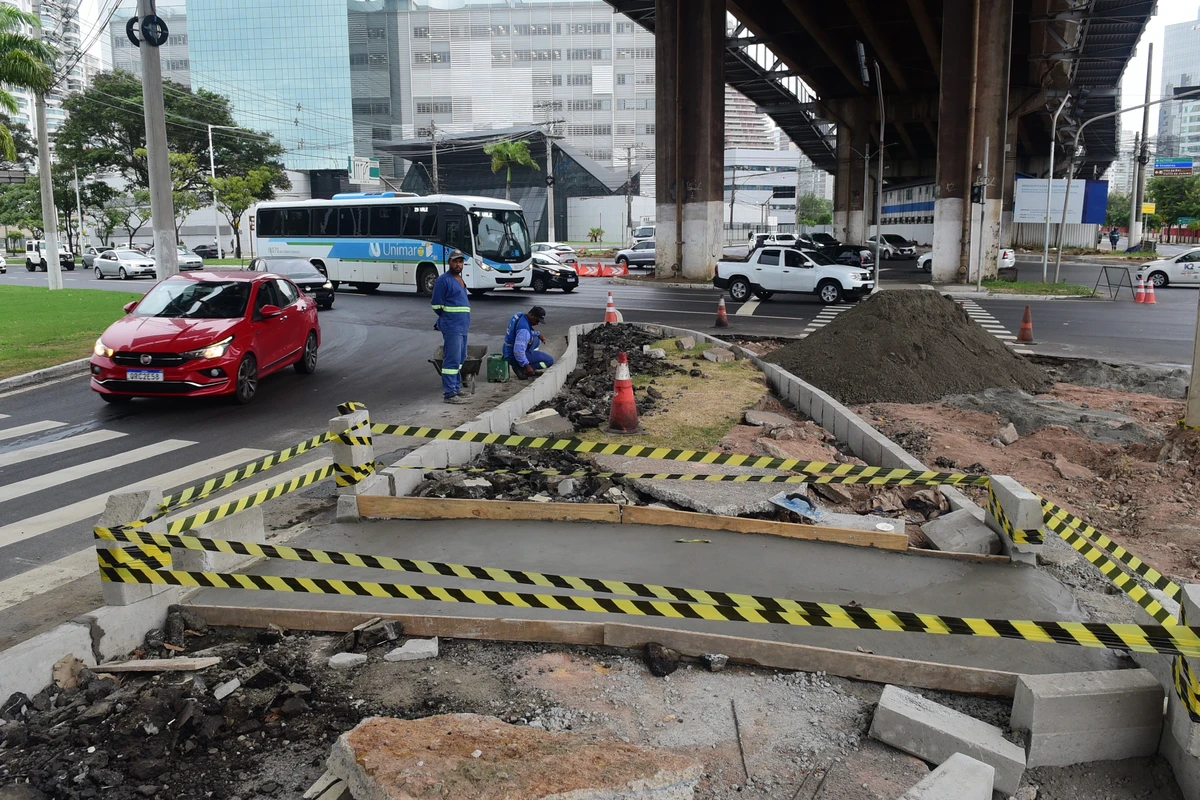Obras para mudança de tráfego embaixo da Terceira Ponte, Praia do Suá, Vitória.  por Carlos Alberto Silva
