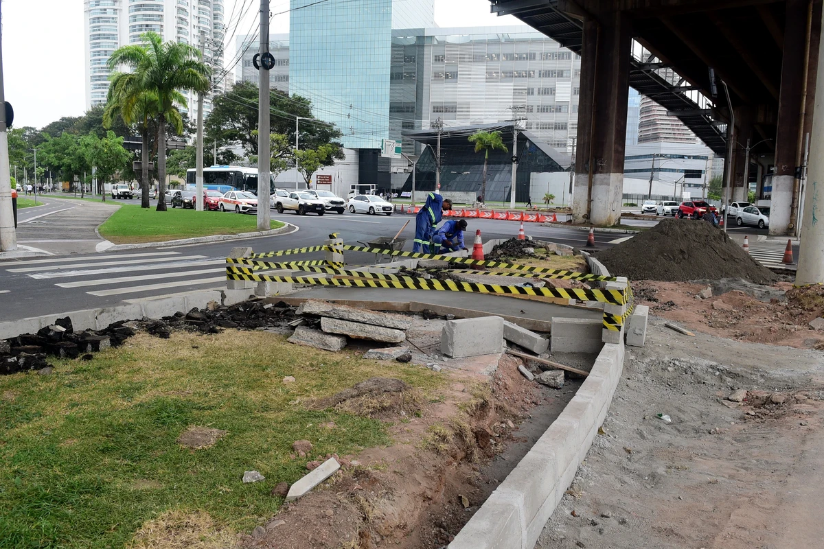 Obras para mudança de tráfego embaixo da Terceira Ponte, Praia do Suá, Vitória.  por Carlos Alberto Silva